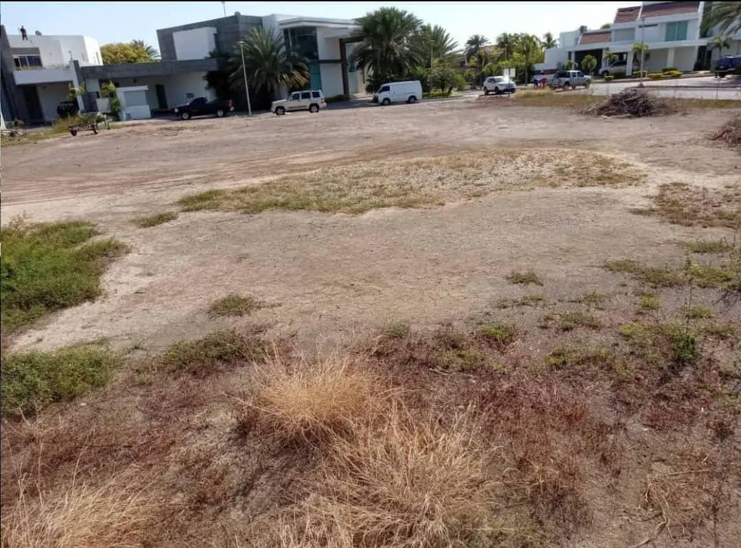 Parcela de Esquina en Venta en Las Villas