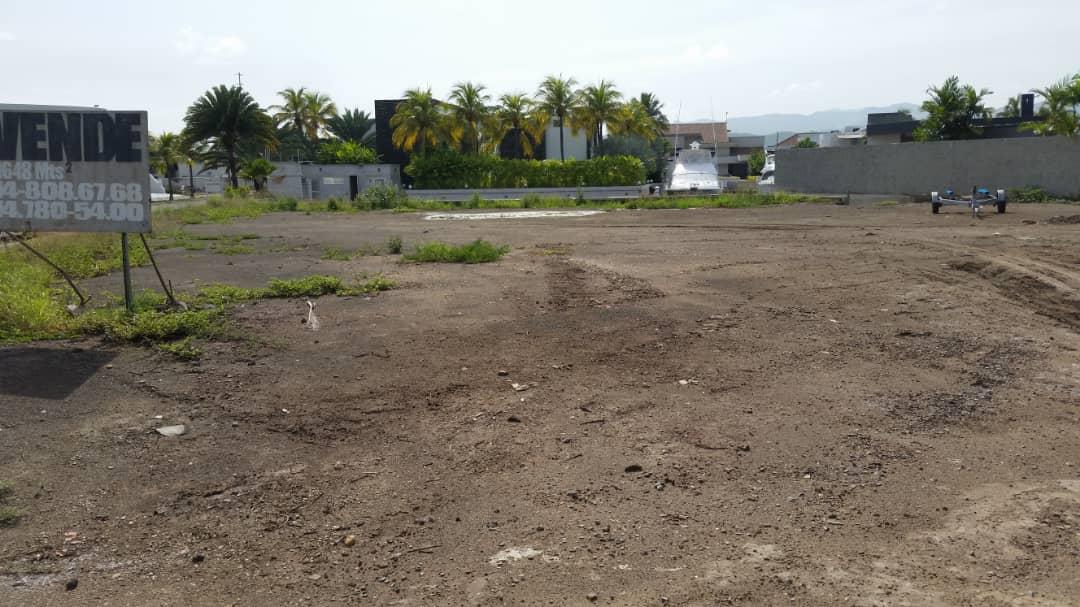 Parcela de Esquina en Venta en Las Villas