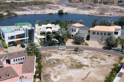 Parcela Tipo Abanico con Canal y Excelente Vista